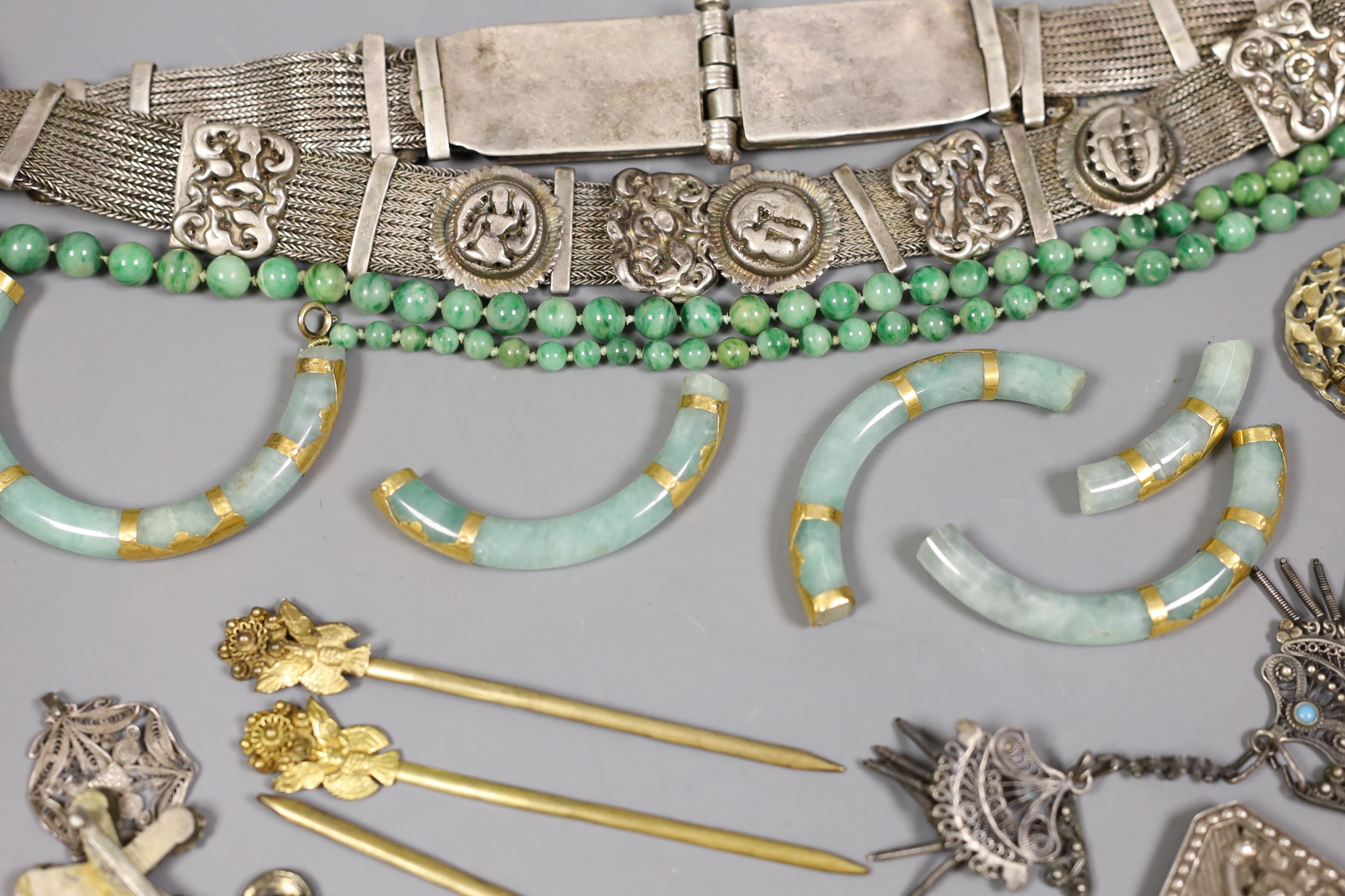 A quantity of assorted jewellery including oriental export gilt metal hair pins, filigree white metal pendant, etc.